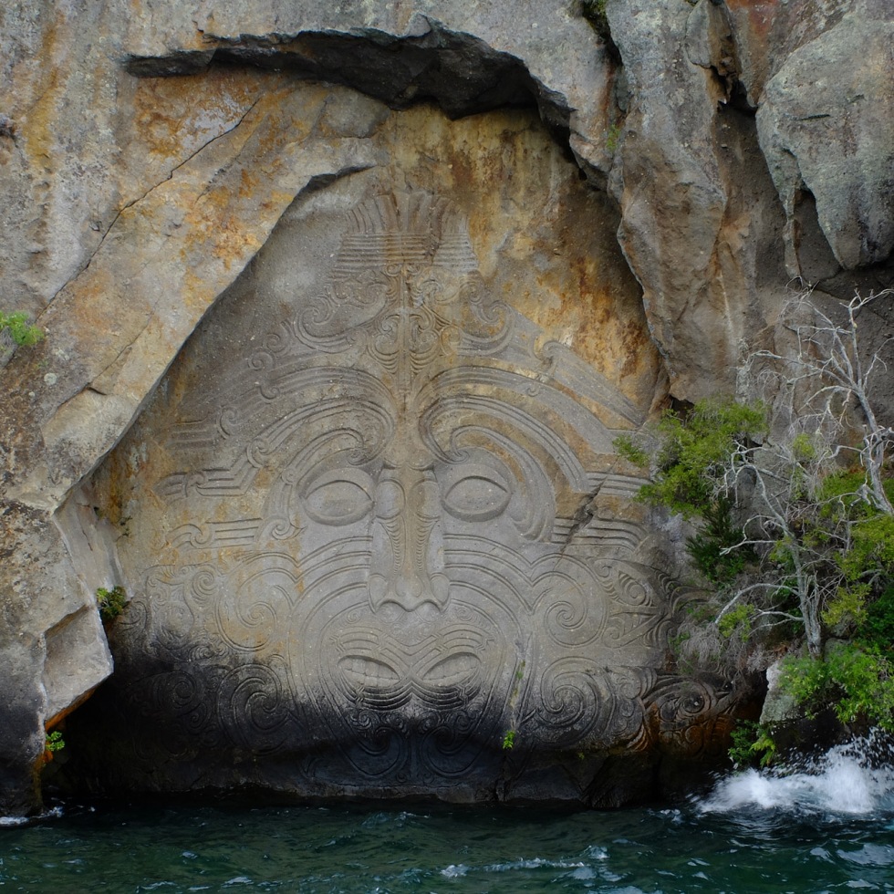 scultupre maori rock