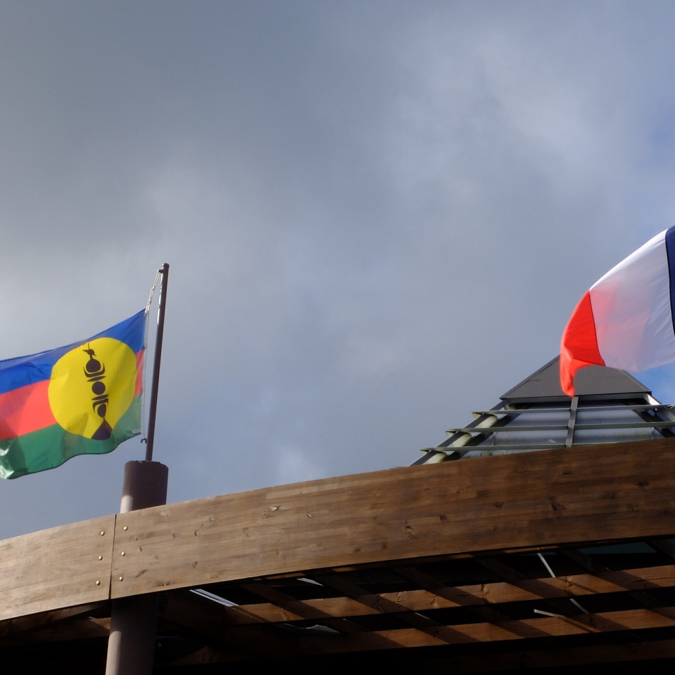 drapeaux français et Kanak