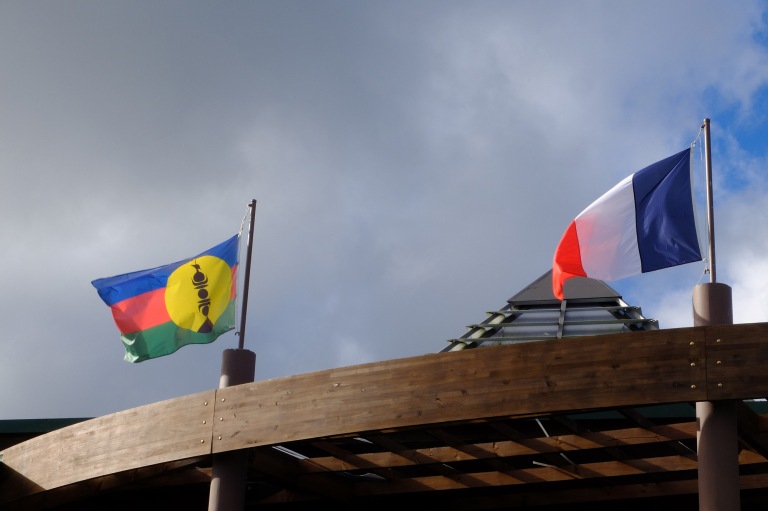 drapeaux français et Kanak