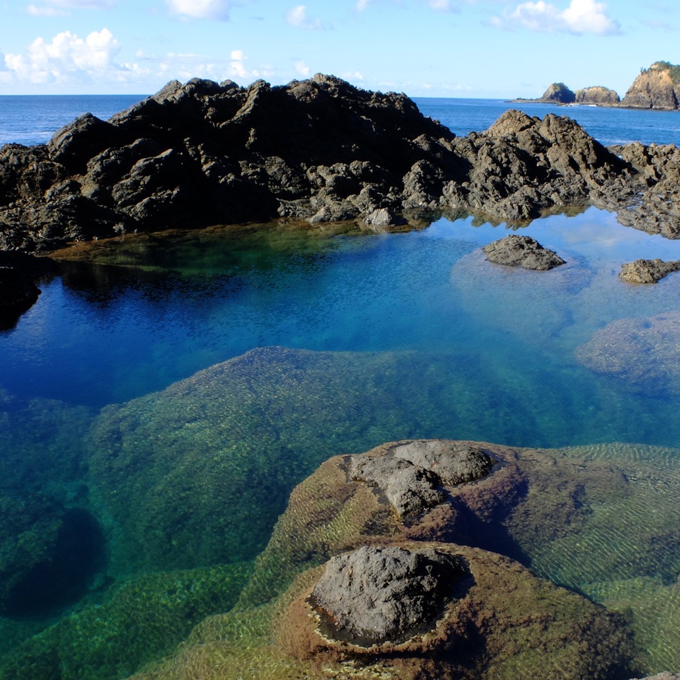 mermaid pools eau bleue roche transparent trou d'eau